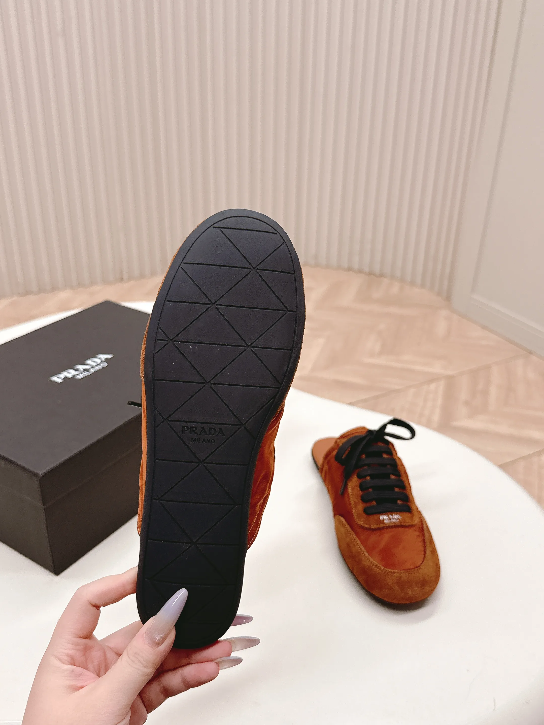 👟👟Ex-factory price 480👟👟 New color half-flop Prada Collapse regenerated nylon and suede leather stretch half-flop 2025 spring and summer latest catwalk style Forrest Gump slippers Fashion item thin casual slippers This ultra-light sports shoe is made of regenerated nylon and suede leather to create a three-dimensional shoe shape. The mixed materials highlight Prada's sports style and exquisite craftsmanship soul. The flat bottom design and elastic side cuffs make it easy to put on and take off with ease. The upper is decorated with a screen-printed logo ● Thin rubber sole · Removable leather insole upper, a casual shoe that is light, easy to wear and practical, with an original molded rubber outsole! Encounter a variety of colors combined with Forrest Gump shapes and iconic details such as Prada regenerated nylon to interpret a new style. Size: Women’s size. 35～39# 40.41